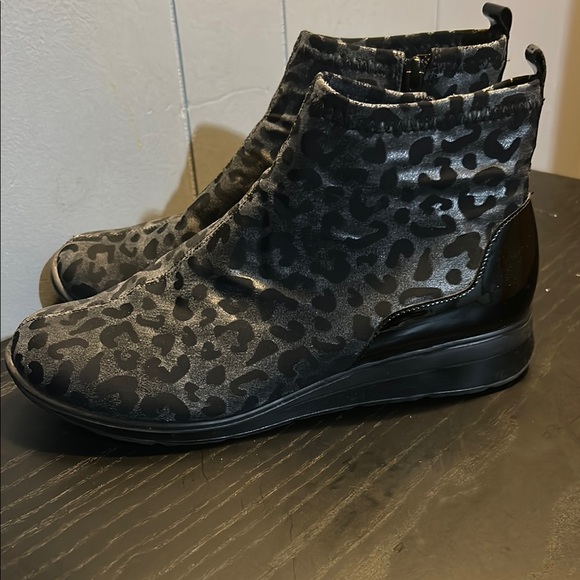 Walking Cradles Black Ankle Booties with Metallic Leopard Print size 9.5 - Picture 2 of 6